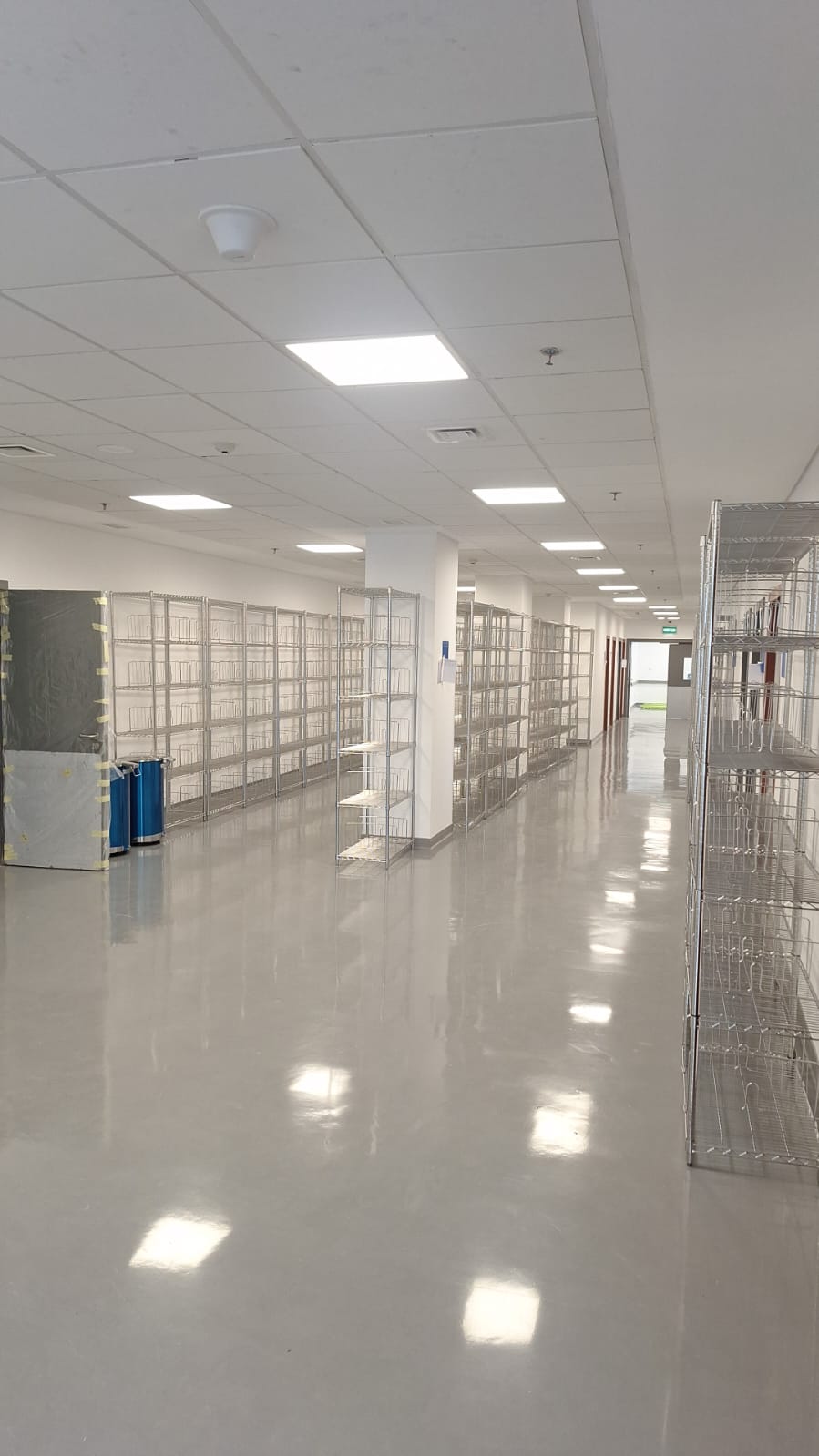 أرفف ستانلس ستيل SS304 مثبتة داخل مستشفى — مشروع توريد تجهيزات من الصين (هوية العميل غير مذكورة)
